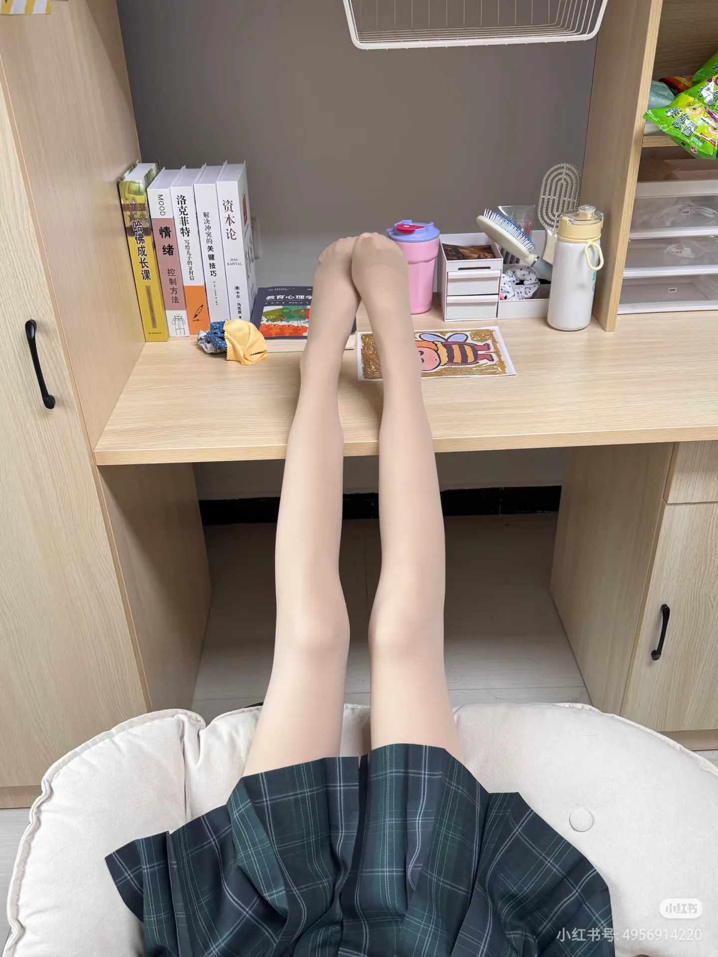 爱穿丝袜的小处女?这样的女生宿舍里有5个
